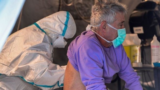 “El derecho a decir adiós”, la conmovedora campaña en Italia para que los pacientes que están a punto de morir puedan despedirse de los suyos