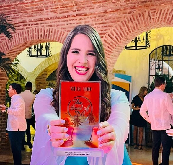 Angie Martínez gana premio ‘The Best Embajadora Destacada en el Extranjero’ otorgado por la Revista Mercado