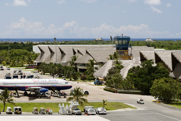 ¿Por qué tienes que caminar tanto hasta tu puerta de embarque en el aeropuerto?
