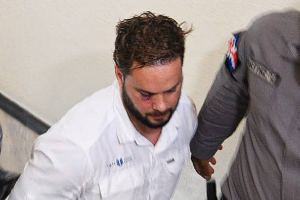 Trasladan a un centro médico a cubano que golpeó agente de la Digesett