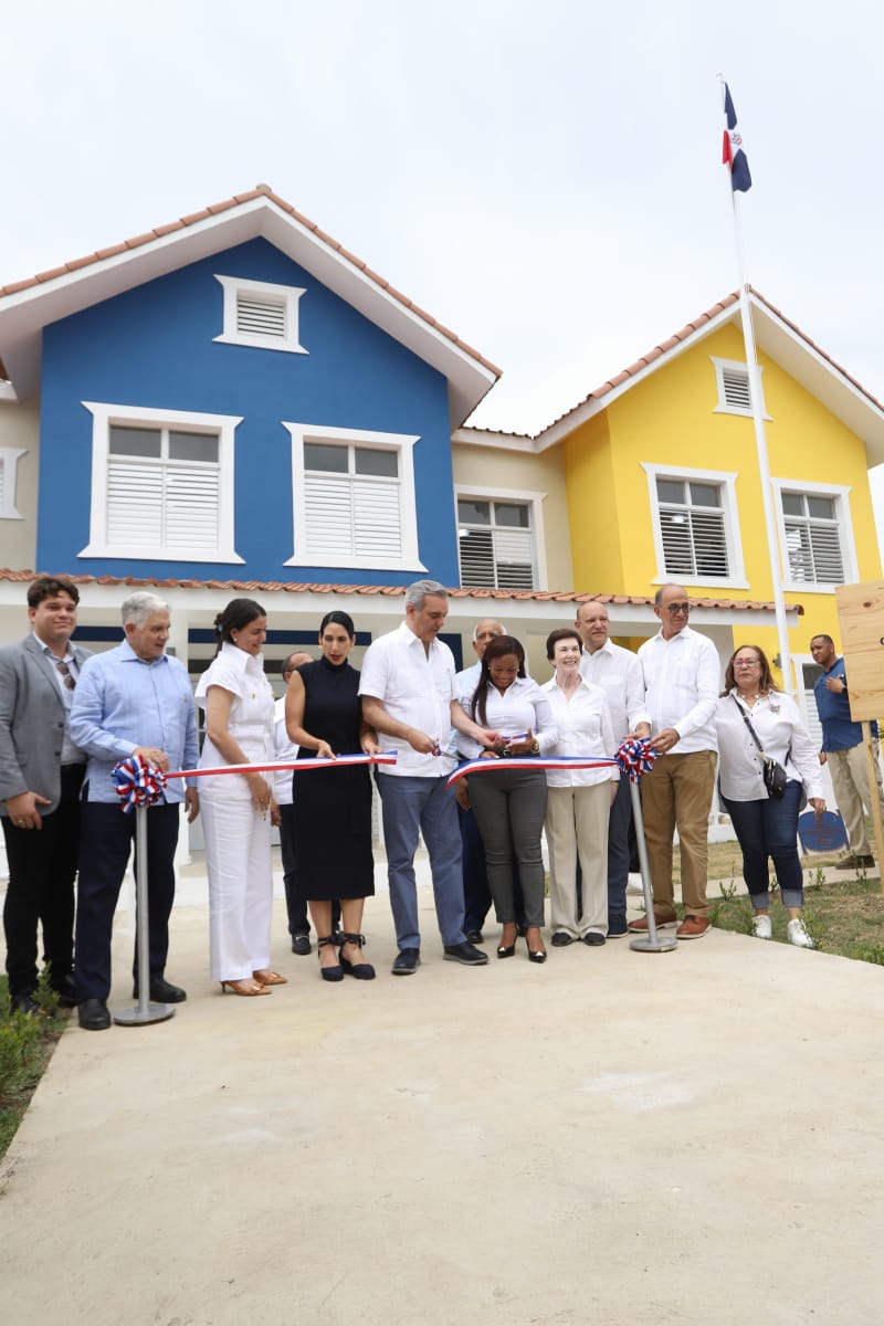 El presidente Luis Abinader y su esposa Raquel Arbaje inauguran un nuevo CAIPI en el ensanche Espaillat, Santiago