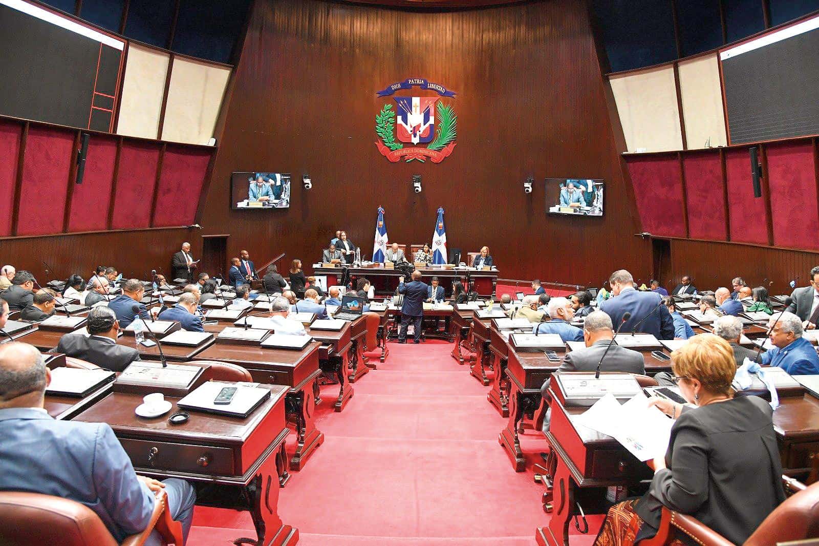 Más de 100 diputados firman proyecto que prohíbe las encuestas para escoger candidatos
