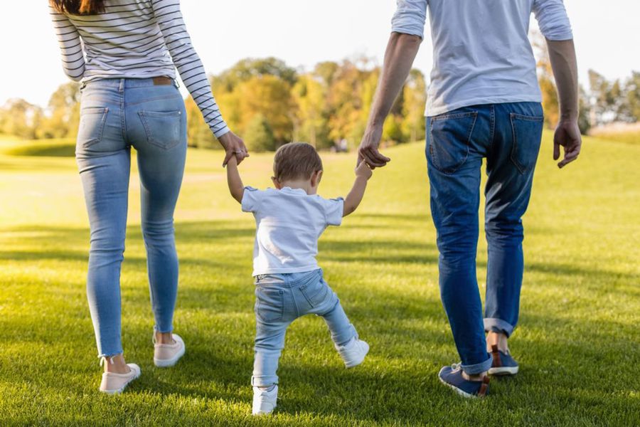 Lo que los padres “olvidan por completo” de enseñar a sus hijos y que es clave para que sean felices, según una experta