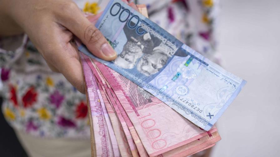 El peso dominicano perdió valor respecto a otras tres monedas en octubre