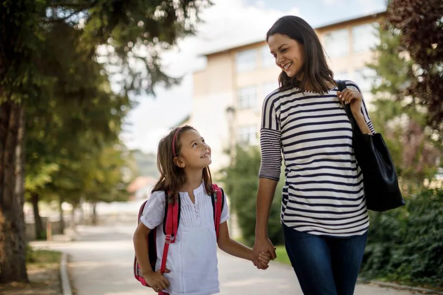 “¿Cómo te fue en el colegio?”: por qué esa no es una buena pregunta para hacer a los niños y qué decir en su lugar
