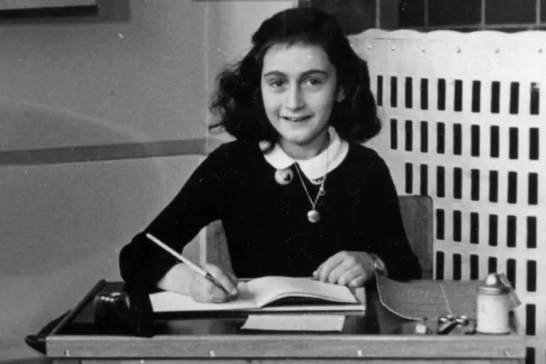 Oculta de los nazis y muerta a los 15 años en un campo de concentración: ¿Por qué El diario de Ana Frank está siendo cuestionado?