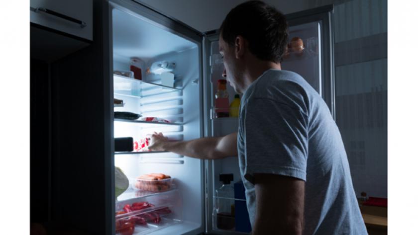¿Cuáles son las consecuencias para la salud de comer a altas horas de la noche?
