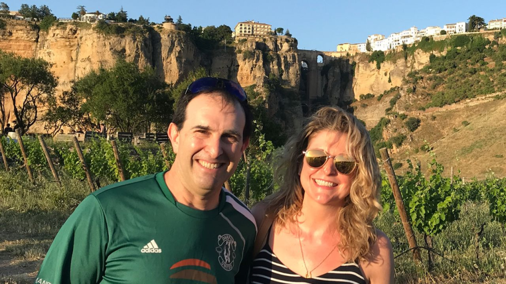 Tras sufrir problemas de salud y la muerte de su perro, esta pareja encontró en España una felicidad sorpresiva