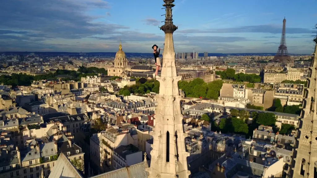 Esta pareja se enamoró escalando ilegalmente los edificios más altos del mundo