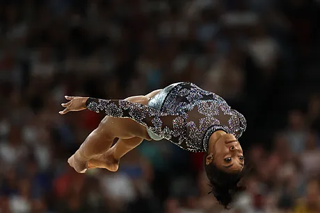 Gimnasia artística. La Diosa Biles deslumbra París en su regreso: una legión de fieles, un tobillo vendado y Tom Cruise en la grada