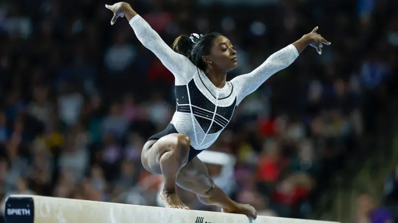 Simone Biles protagoniza una impresionante actuación en su regreso a los Juegos Olímpicos a pesar de su lesión en la pantorrilla