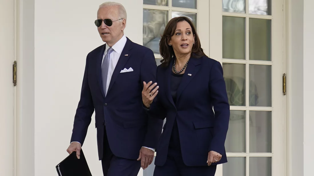 Los demócratas se acercan a Kamala Harris mientras Biden se aferra a la candidatura