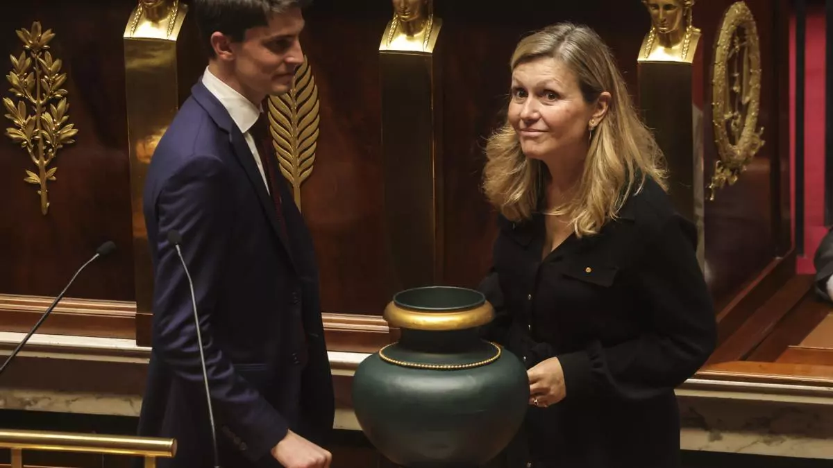 Macron arrebata a la izquierda la presidencia de la Asamblea francesa con los votos de la derecha