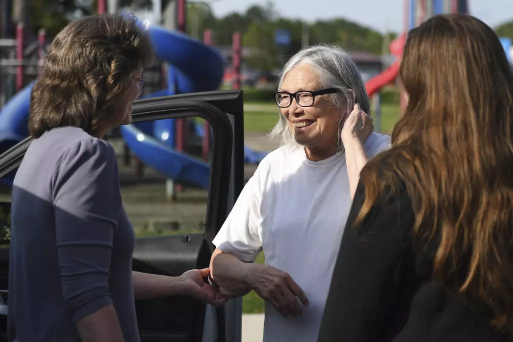 Tras pasar 43 años en prisión y ser declarada inocente, Sandra Hemme se reencontró con su familia