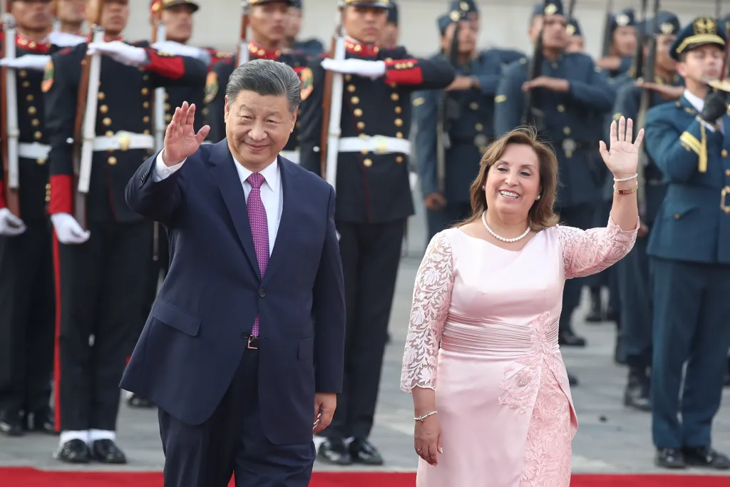 Con Perú bajo el foco por foro de APEC, también lo está una de las líderes más impopulares del mundo
