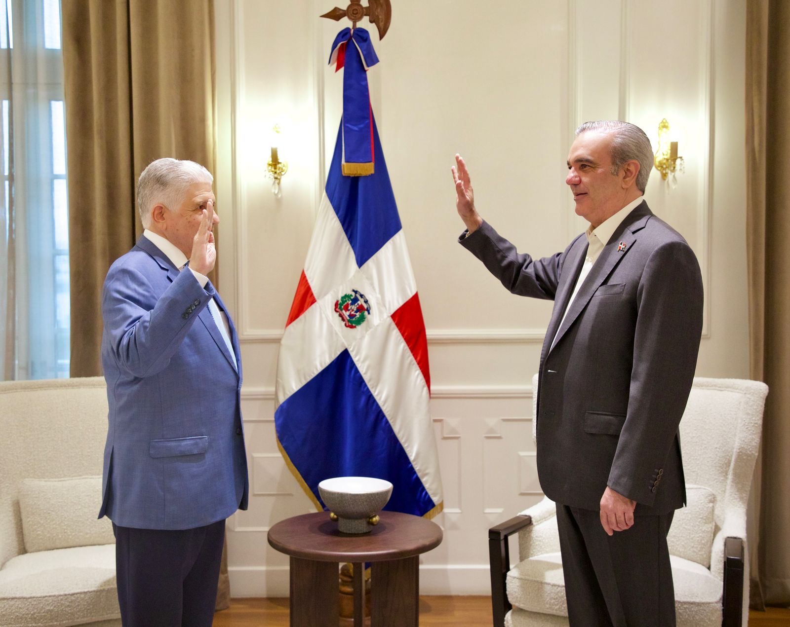 Presidente Abinader juramenta como nuevos ministros de Obras Públicas y de Educación a Eduardo Estrella y Luis Miguel De Camps*