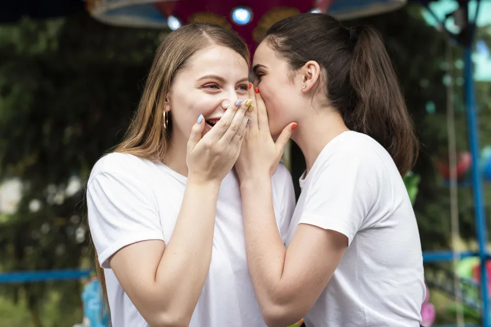 Estudio de Stanford revela que el chisme fortalece la salud social y emocional