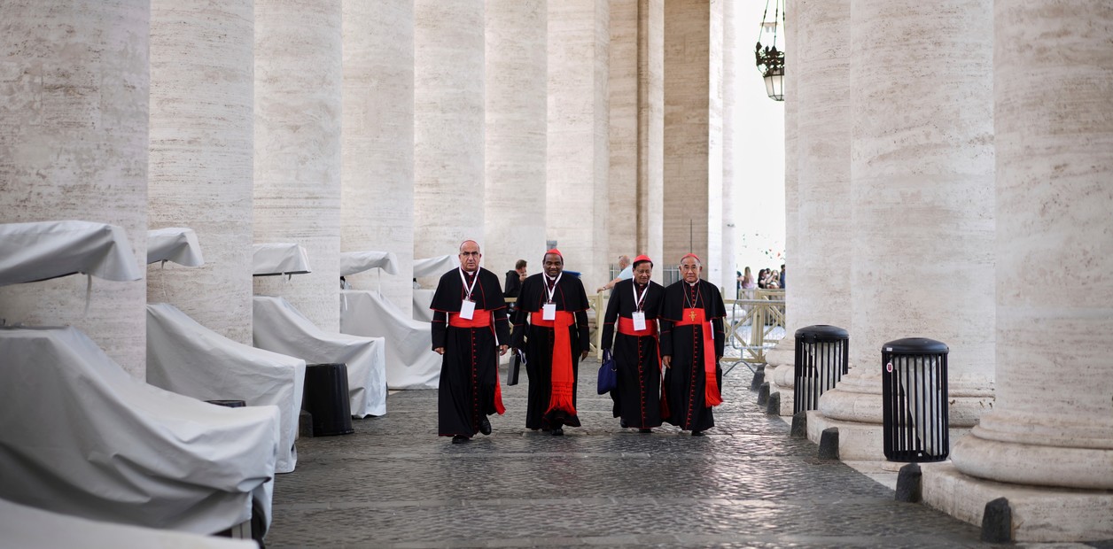 Más tensión en el Vaticano antes del cónclave: operaciones, denuncias, un candidato de los detractores de Francisco y el miedo de elegir un “Papa enfermo”
