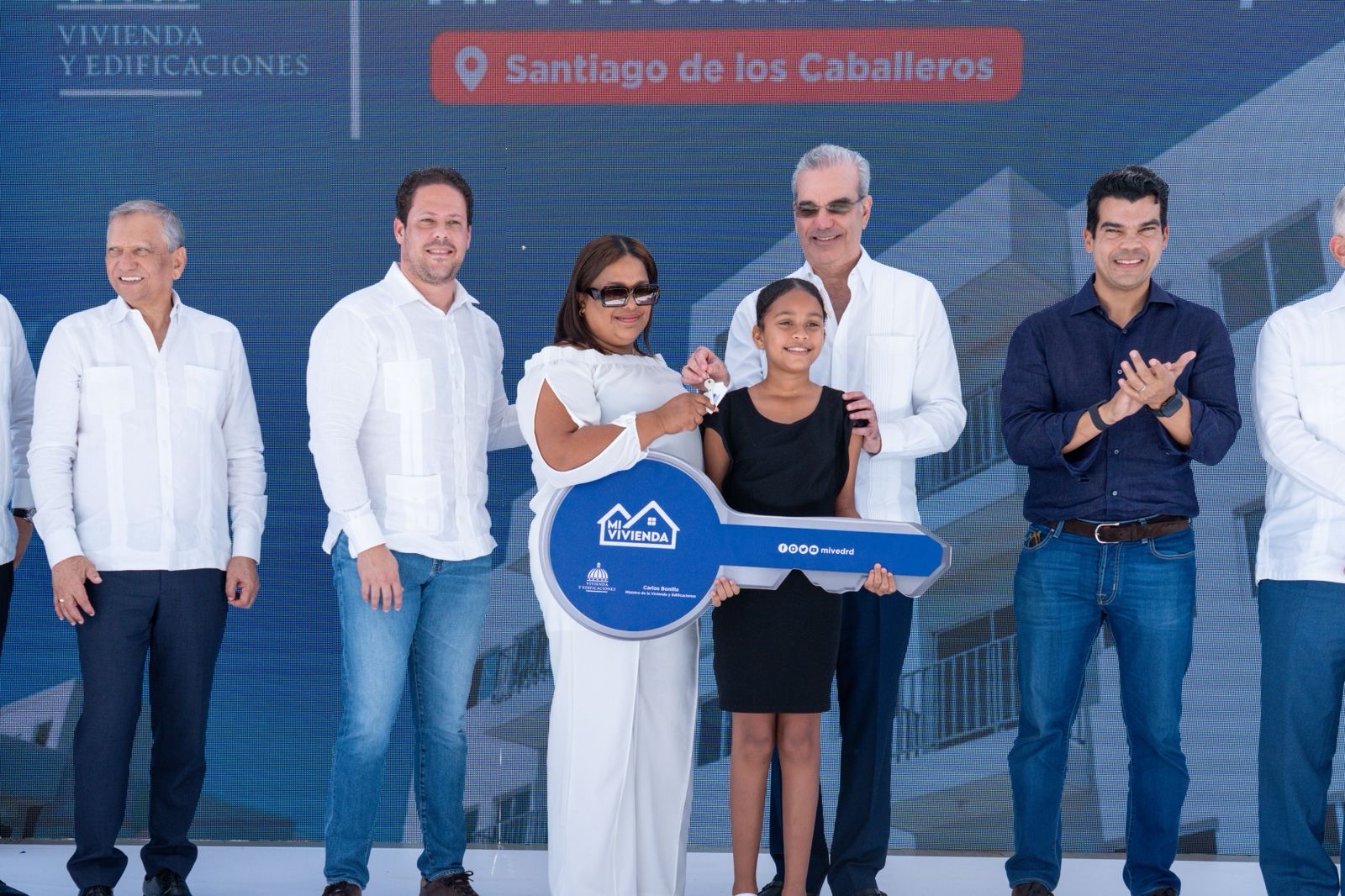 Presidente Abinader y ministro Bonilla entregan 180 nuevas viviendas y una escuela básica  en Hato del Yaque, Santiago