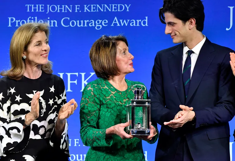 Nancy Pelosi respaldará a nieto de John F. Kennedy para un escaño en la Cámara de Representantes de EE.UU.
