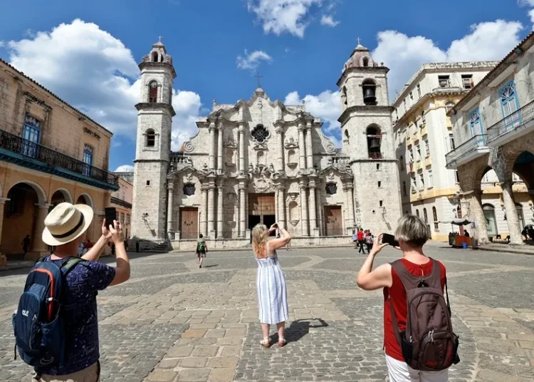Cuba empieza a cerrar hoteles y reubicar turistas ante el desabastecimiento de combustible
