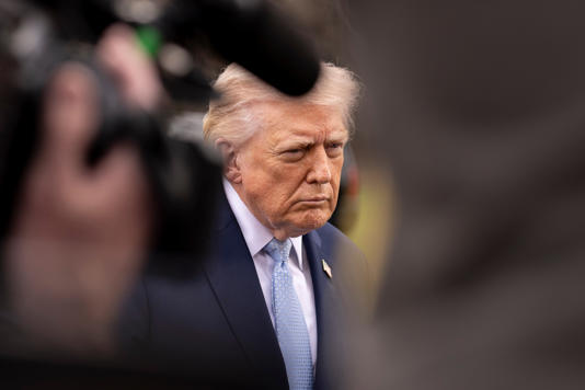 El petróleo se hunde un 10% y la Bolsa rebota el 4% en pocos minutos tras el anuncio de Trump