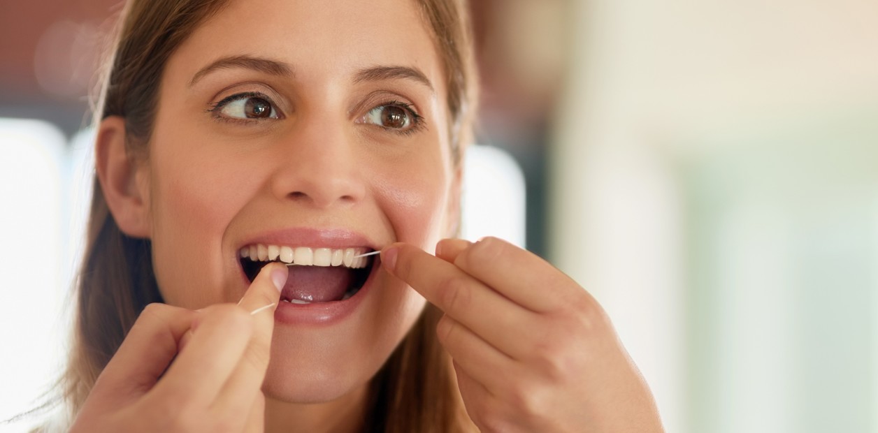 Por qué aconsejan usar bien hilo dental y cepillo para prevenir infartos y ACV